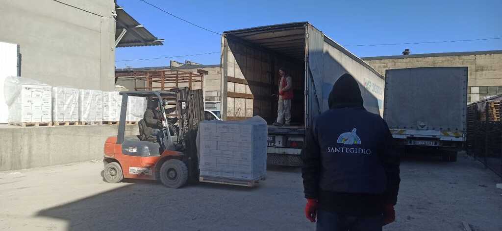 Ajuda à Ucrânia: uma carga de leite em pó enviada de Itália para o hospital pediátrico de Stryj. Outra carga a caminho de Kharkiv